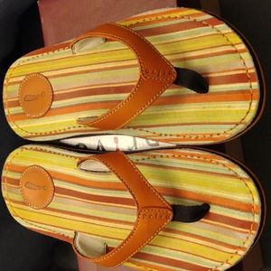 Clark's privo ORANGE KITTS.  Size 6 medium.